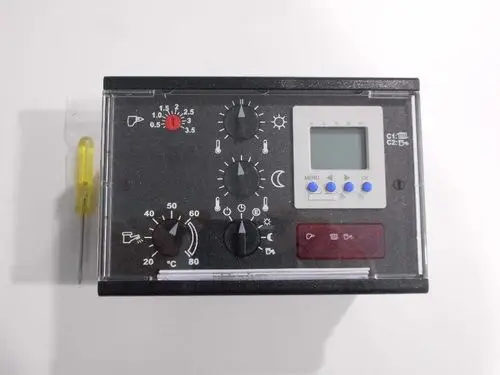 Regler von Remeha mit mehreren Einstellungsdrehknöpfen und LCD-Display. Bedienelemente zur Steuerung von Temperatur und anderen Funktionen.